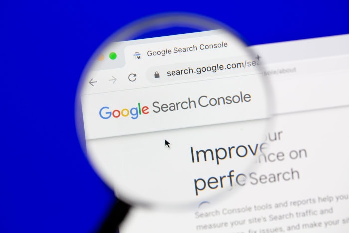 Startseite der Google Search Console unter einer Lupe vergrößert