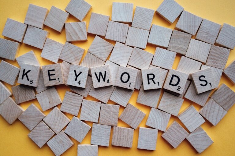 Wort "Keywords" mit Scrabble-Buchstaben geschrieben