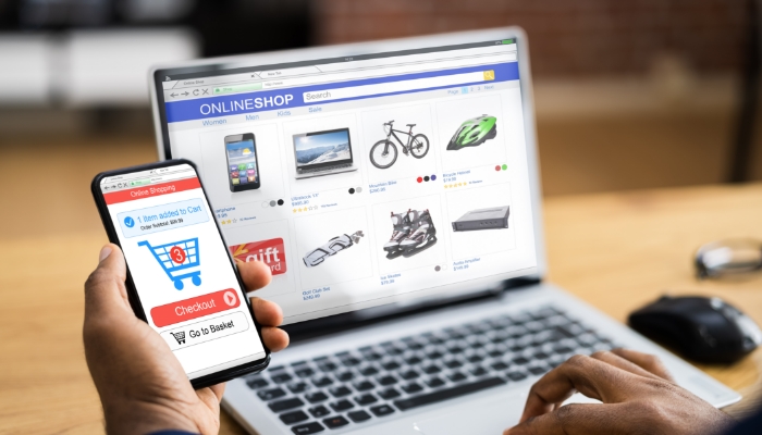 Online-Shop auf Smartphone und Laptop