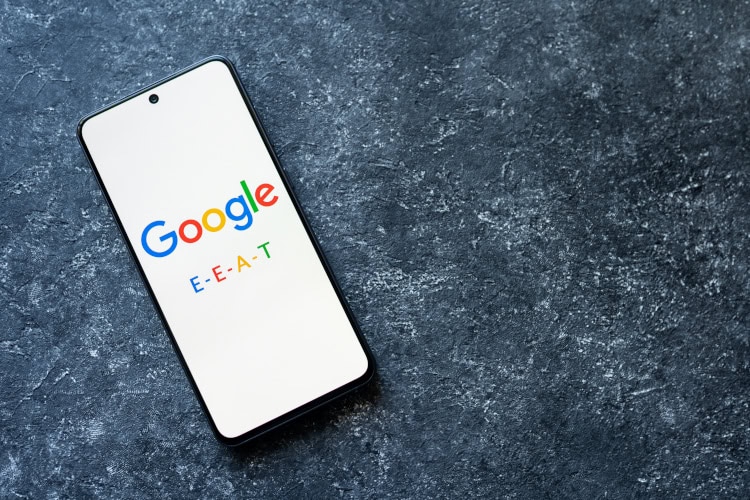 Smartphone Screen mit Google Logo und E-E-A-T.