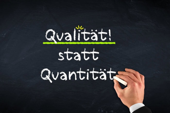 Kreidetafel mit Aufschrift Qualität statt Quantität