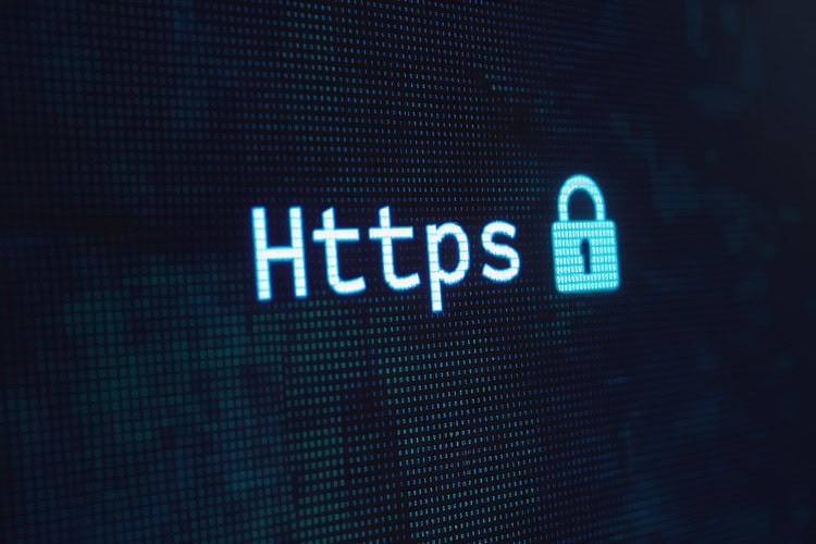 Leuchtende Darstellung des Schriftzugs „Https“ mit Vorhängeschloss-Symbol auf einem digitalen Bildschirm als Symbol für sichere Verbindung.