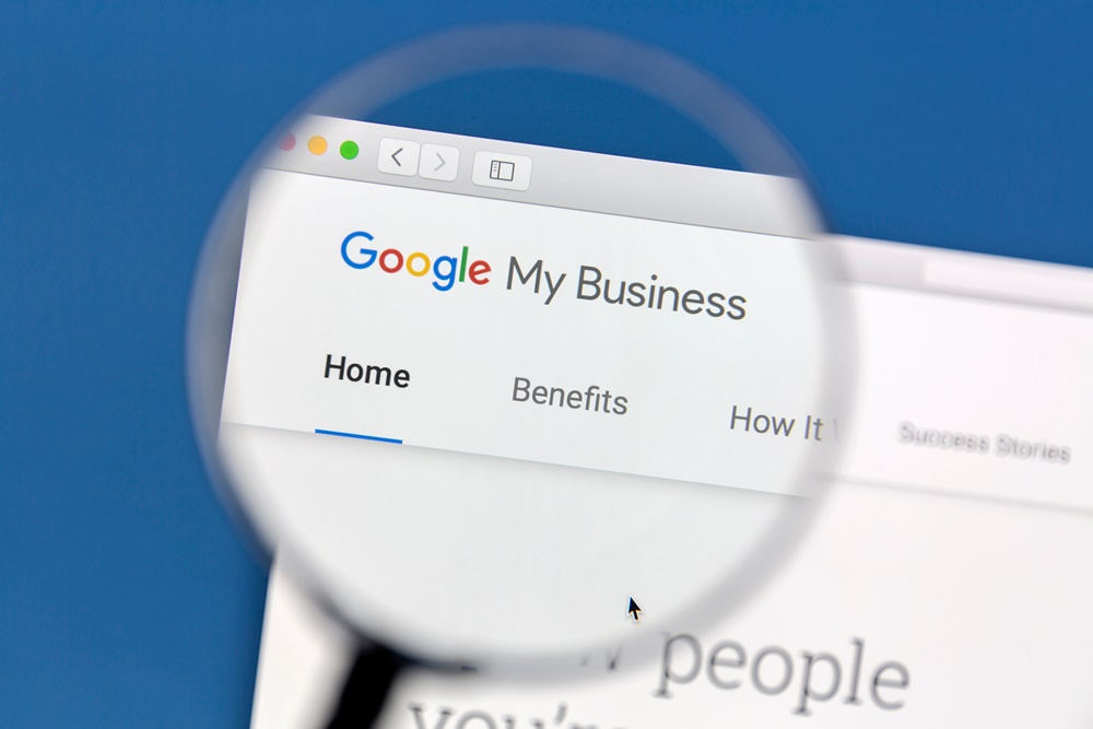 Google My Business Logo unter einer Lupe