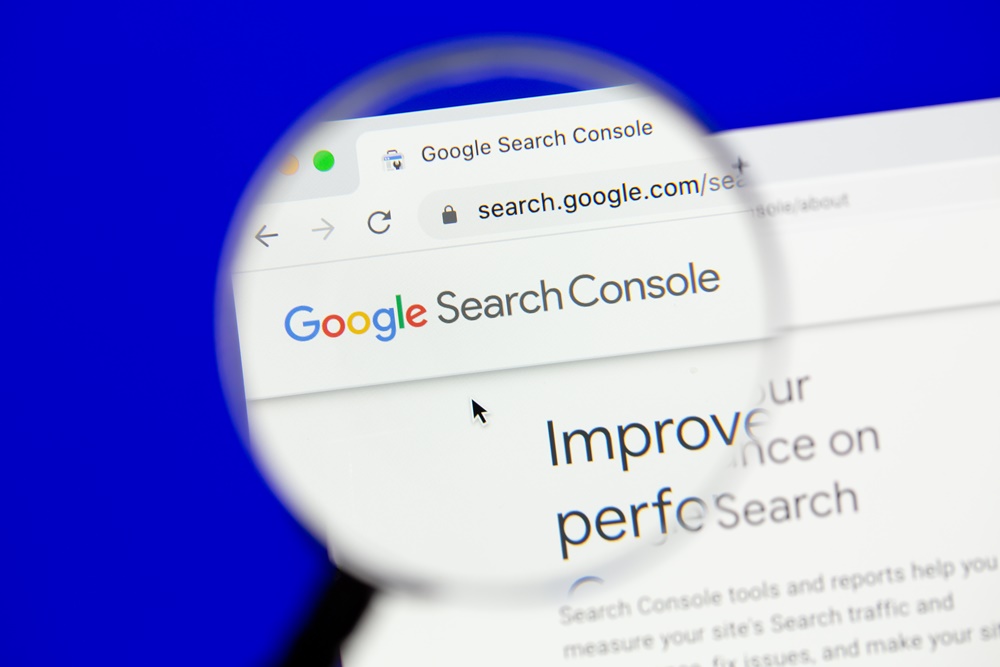 Lupe auf Logo der Google Search Console gerichtet