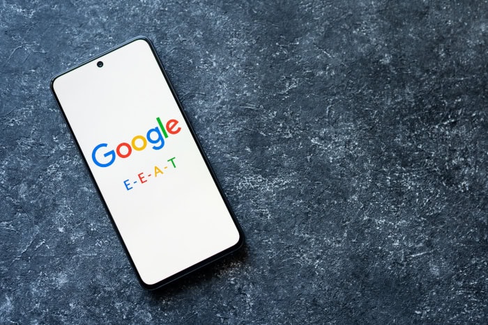 Smartphone Screen mit Google E-E-A-T Logo