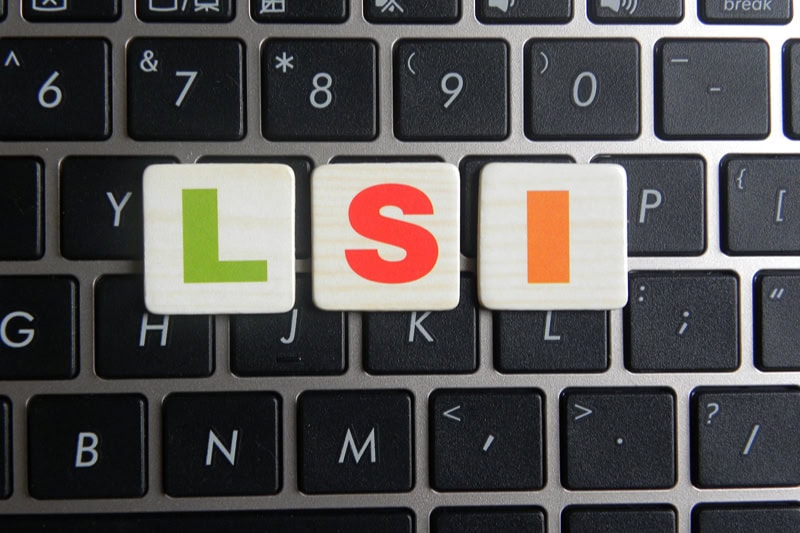 Eine schwarze Tastatur mit bunten Spielsteinen darauf, die die Abkürzung LSI bilden