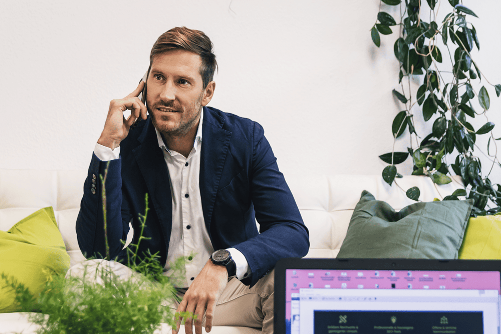 Florian Stein beim Telefonieren