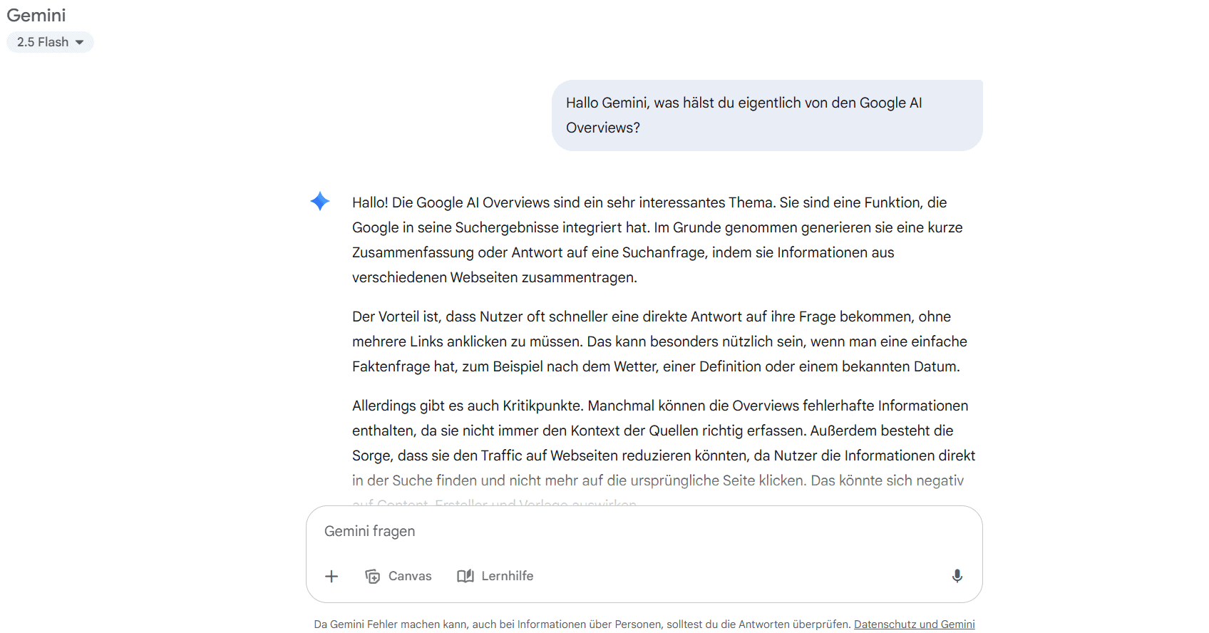 Screenshot eines Chats mit Google Gemini, in dem nach der Meinung zu den Google AI Overviews gefragt wird und Gemini eine ausführliche Antwort mit Vorteilen und Kritikpunkten gibt.
