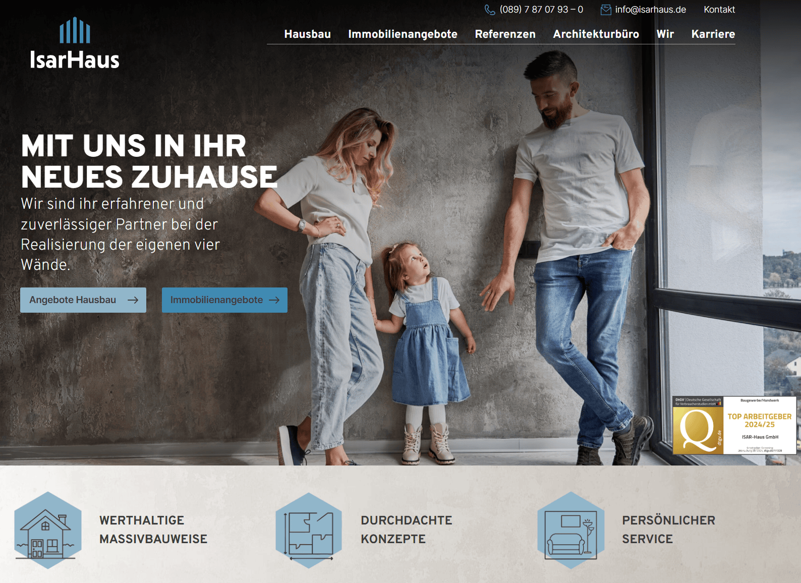 Startseite von ISAR-Haus mit Slogan „Mit uns in Ihr neues Zuhause“, Bild einer Familie im modernen Wohnumfeld sowie Hervorhebung der Leistungen Massivbauweise, durchdachte Konzepte und persönlicher Service.