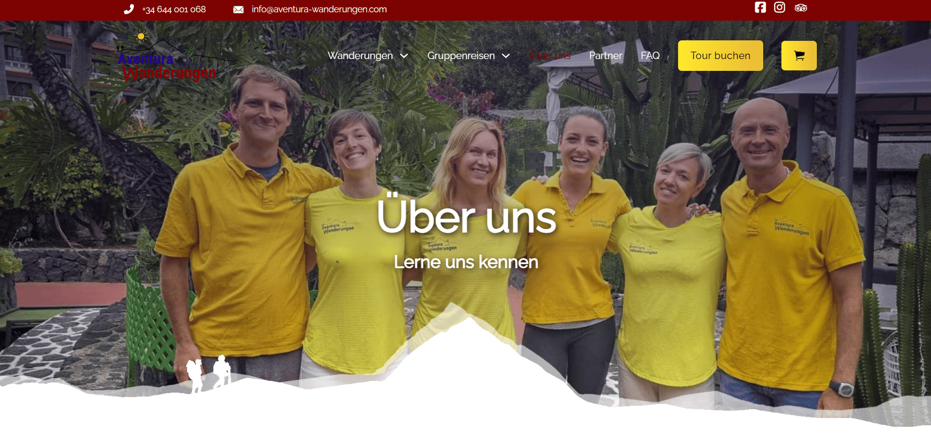 Teamfoto von Aventura Wanderungen mit sechs lächelnden Personen in gelben Polo-Shirts vor tropischer Kulisse und dem Schriftzug „Über uns – Lerne uns kennen“.