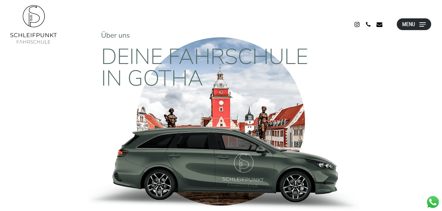 Startseite der Fahrschule Schleifpunkt mit einem Auto im Vordergrund, im Hintergrund das historische Rathaus von Gotha und der Schriftzug „Deine Fahrschule in Gotha“.
