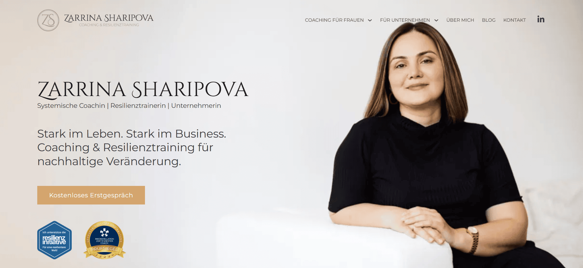 Startseite von Zarrina Sharipova Coaching mit Porträt der Coachin im schwarzen Oberteil, ihrem Namen, Slogan „Stark im Leben. Stark im Business.“ und Button für ein kostenloses Erstgespräch.